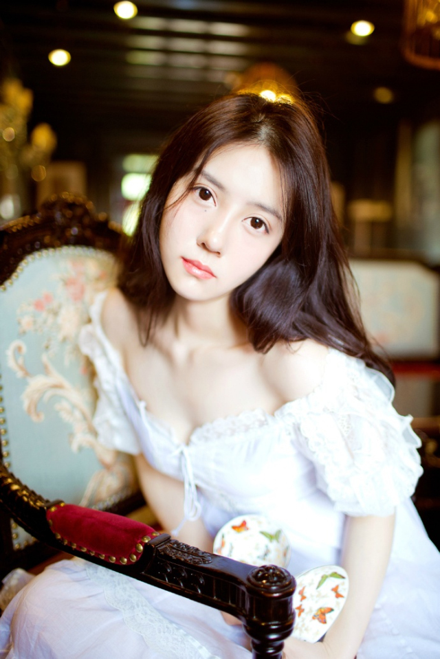 “夫君~”一名美妇带着一股慵懒的风情来到刘璝身后，轻声唤道。